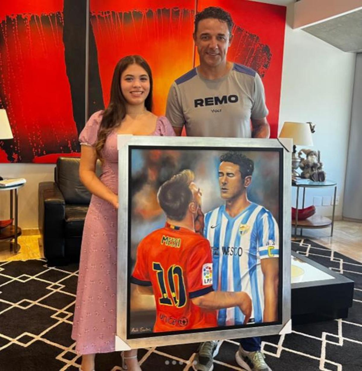 Weligton posa con el regalo de la artista brasileña que quiere homenajear su carrera.