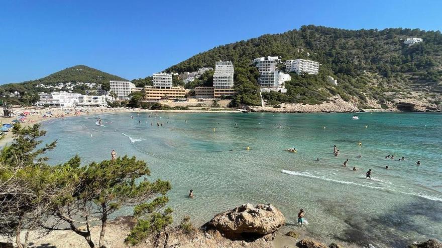 Aparece un cadáver flotando en el agua en una cala en Ibiza