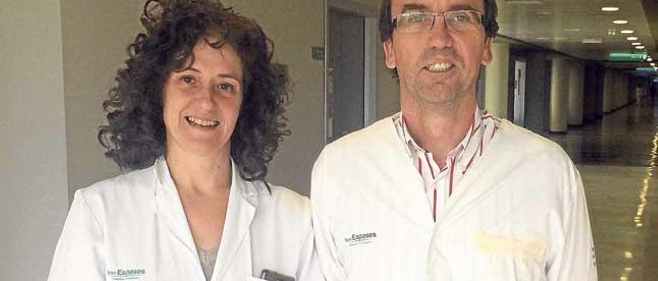 La doctora Maria Antònia Munar y el doctor Gonzalo Gómez, en los pasillos de Son Espases.