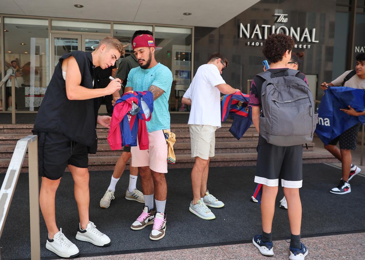 Fermín i Gavi firmando autógrafos en el hotel en Dallas