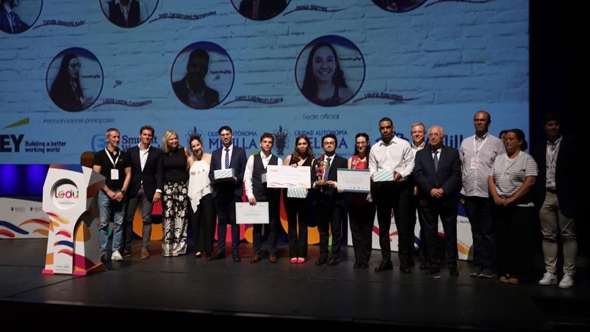 Los estudiantes vigueses, en el centor, durante la entrega de premios, ayer, en el Teatro Kursaal de Melilla.