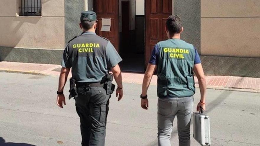 Agentes de la Guardia Civil en el cuartel de Callosa tras la inspección ocular de la vivienda