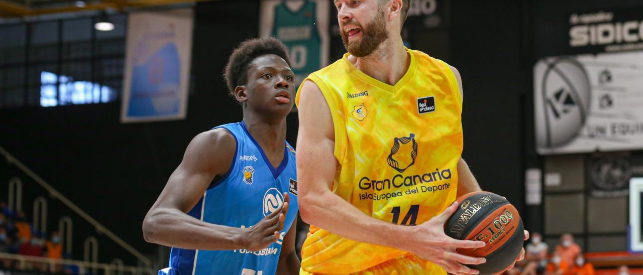 Una de las jugadas del partido Urbas Fuenlabrada -CB Gran Canaria.