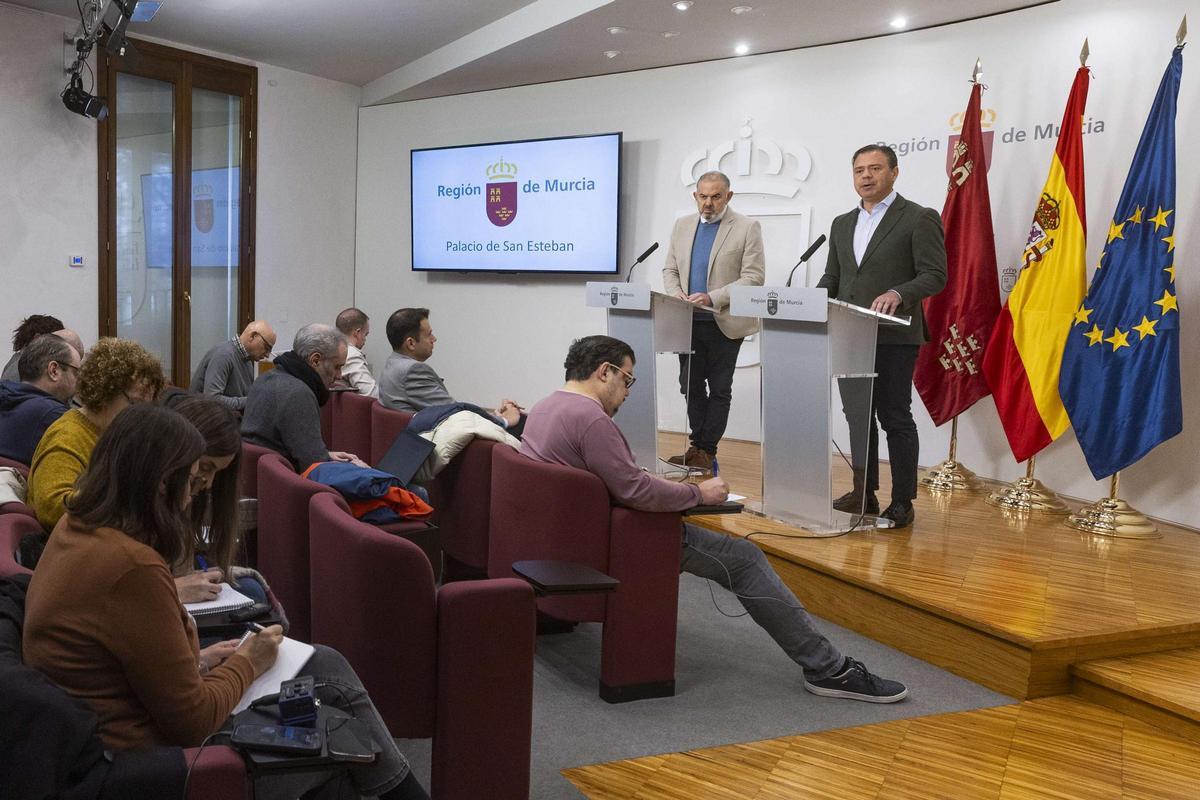 El portavoz regional, Marcos Ortuño, con el presidente del Scrats, Lucas Jiménez, este viernes en el Palacio de San Esteban