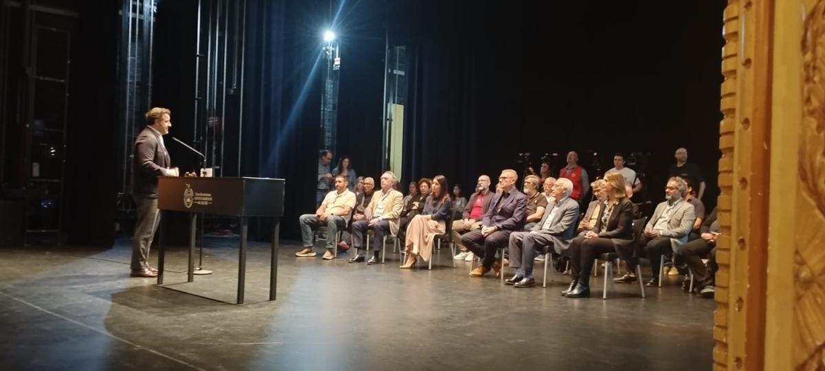 El alcalde de Elche, en el Gran Teatro, con los colectivos beneficiarios de la ayuda cultural
