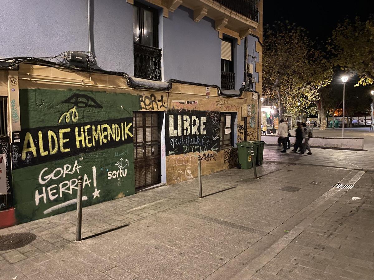 Pintadas abertzales en una plaza del centro de Irún y que ahora se ha convertido en un foco de delincuencia.