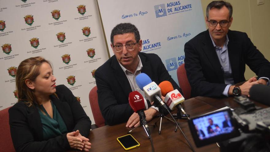 Los alcaldes María Dolores Berenguer y Alfonso Lacasa junto a Sergio Sánchez, responsable de Poblaciones de Aguas de Alicante