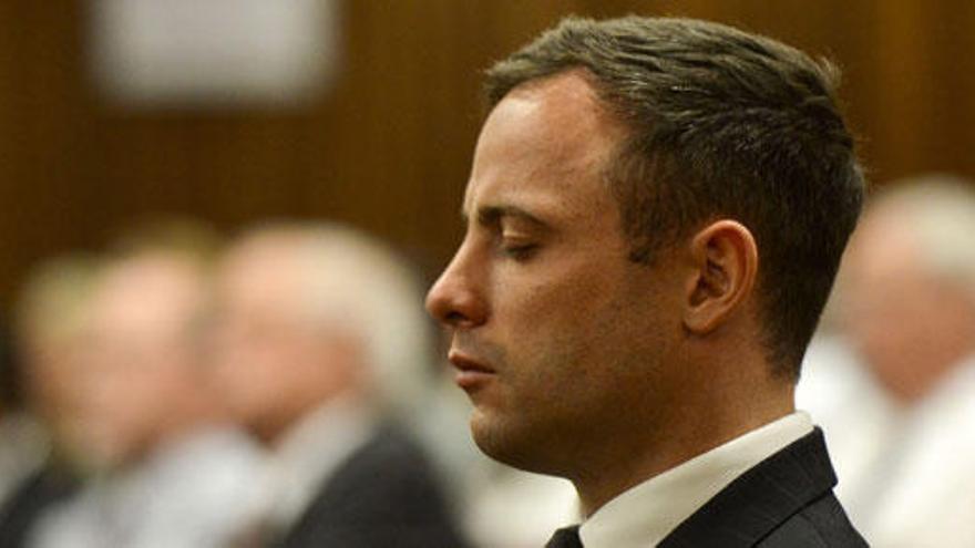 Pistorius escuchando su sentencia.