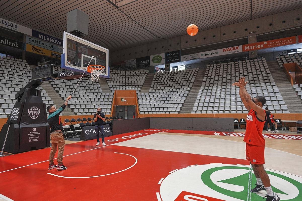 Els jugadors del Bàsquet Girona posant-se a la pell d'una persona cega