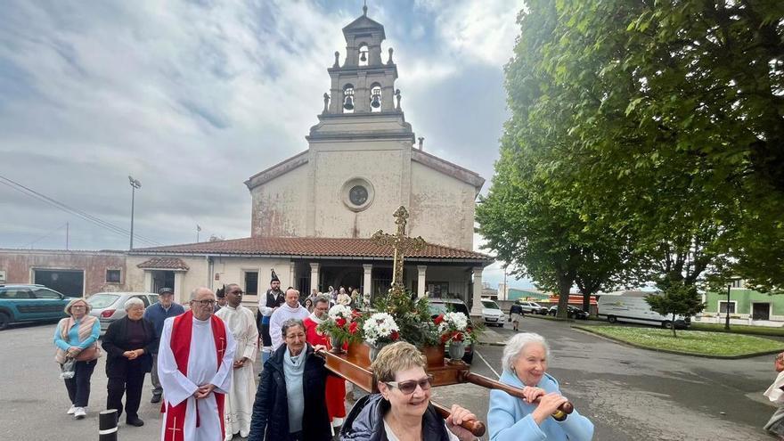 La parroquia de Jove puede con la lluvia para procesionar a la Santa Cruz