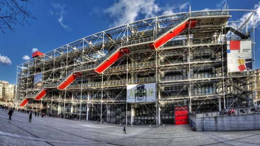 Vista de la fachada exterior del Centro Pompidou en París.