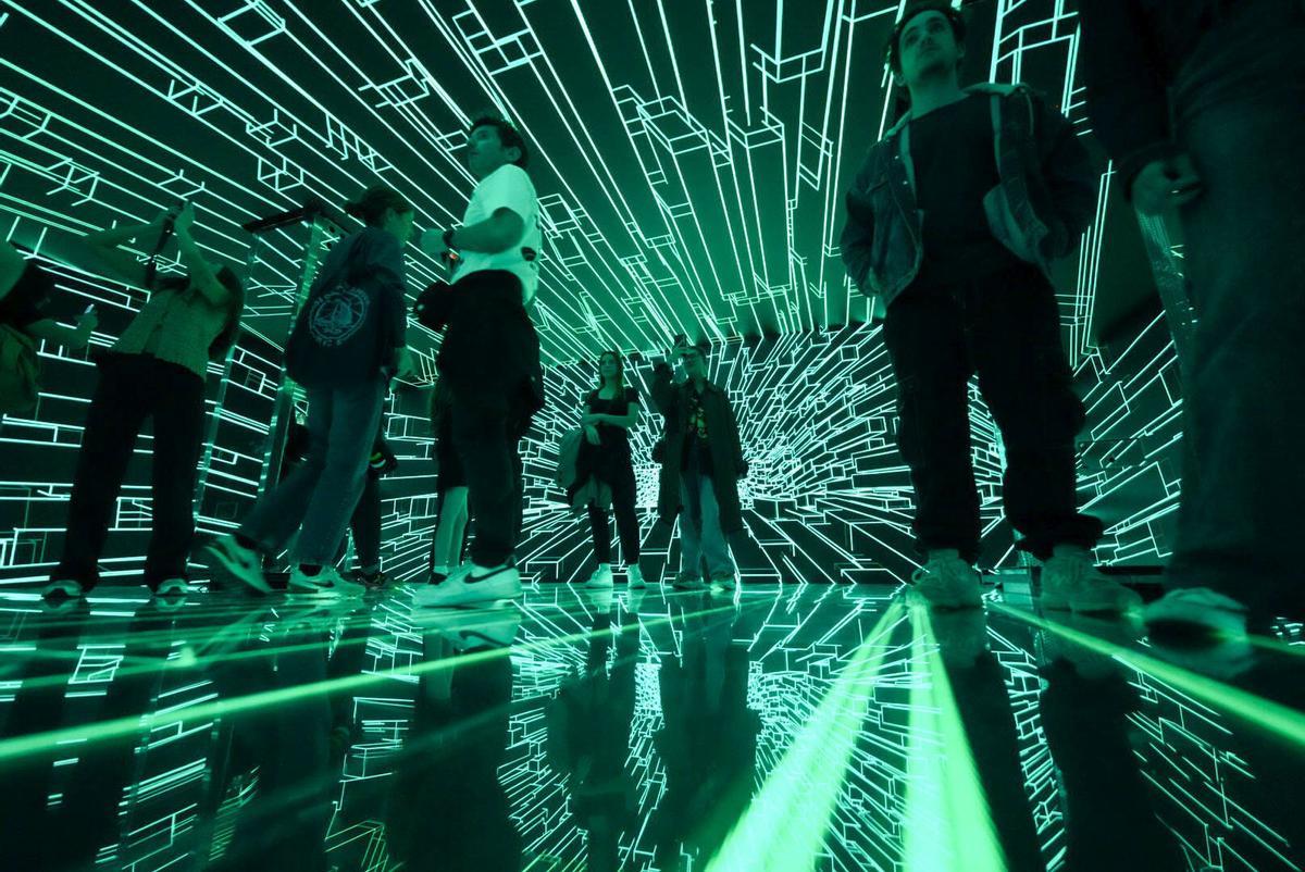 El festival Sónar y la Casa Batlló presentaron ayer The Cube, un espacio audiovisual 360° instalado en el sótano del edificio de Gaudí que sumerge al público en el universo de The Chemical Brothers. La obra inmersiva, que podrá visitarse hasta el 31 de julio, lleva la firma de los artistas Smith & Lyall.