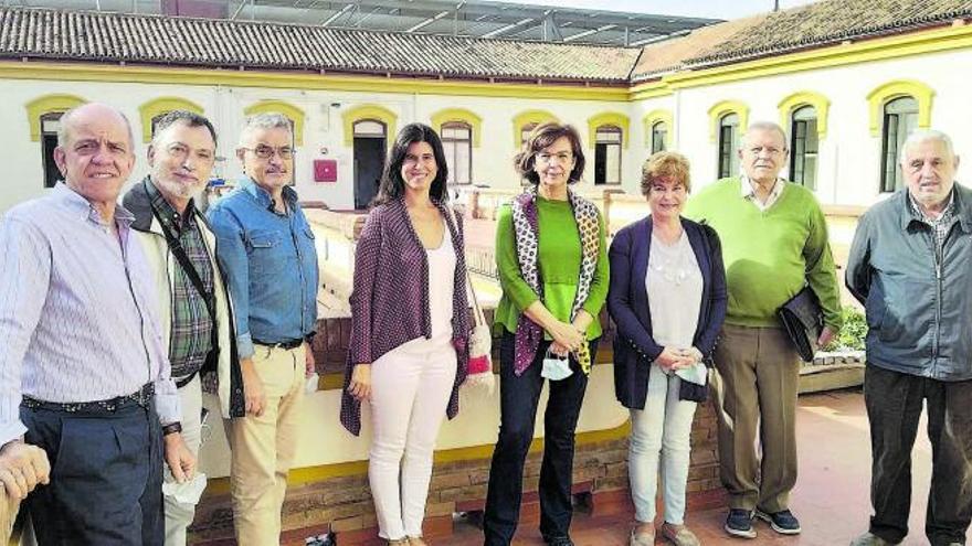 Alumnos del Aula de Mayores, con la profesora de la UMA Laura López, en La Térmica.