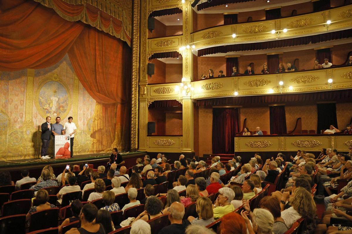 Girona. Teatre Municipal. Inauguracio 26a edicio del FITAG Festival Internacional de Teatre Amateur de Girona. Parlaments Lluc Salellas, Xavier Valenti, Jordi Camps.