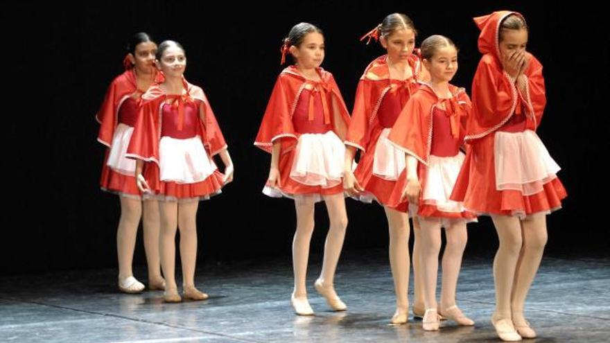 Alumnas de la academia Danzasturias de Langreo, en una actuación en el Concurso Nacional Anaprode.