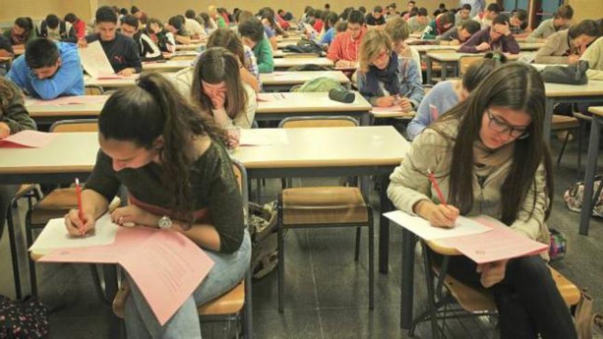 Una de las aulas que ayer se llenaron de alumnos para realizan la prueba matemática.