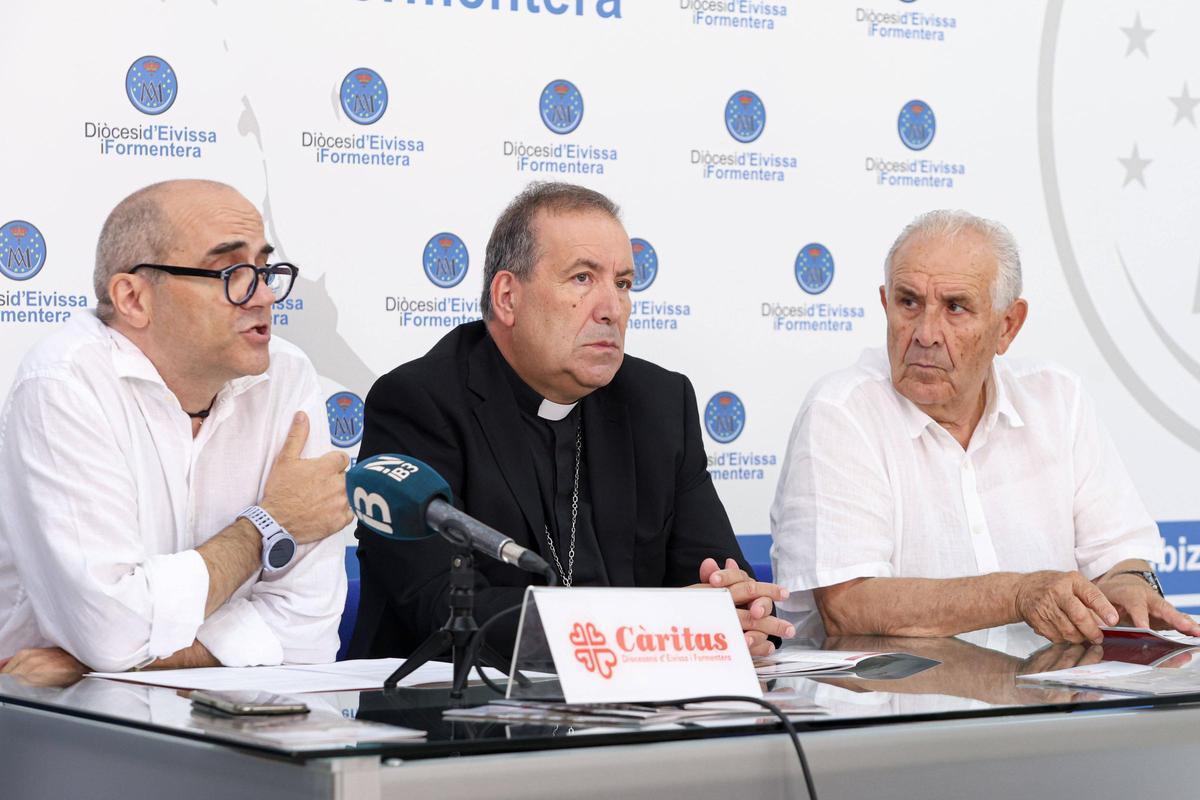 Gustavo Gómez, el obispo Vicent Ribas, y Joan Torres Marí, durante la rueda de prensa.