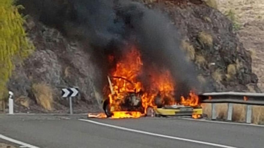 Arde un coche a la altura de Casas de Veneguera