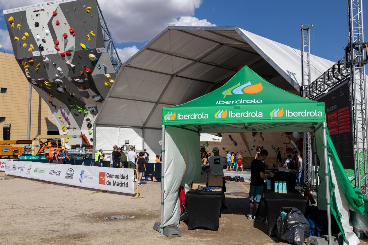 El stand de Iberdrola en el que se entregan los dorsales de competición en Climbing Madrid.