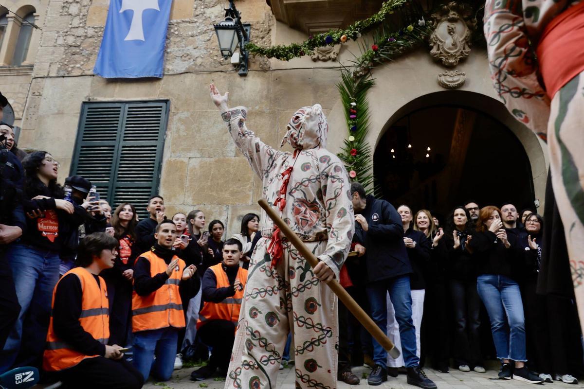 Un Sant Antoni amable y respetuoso llena Manacor de fiesta y humo