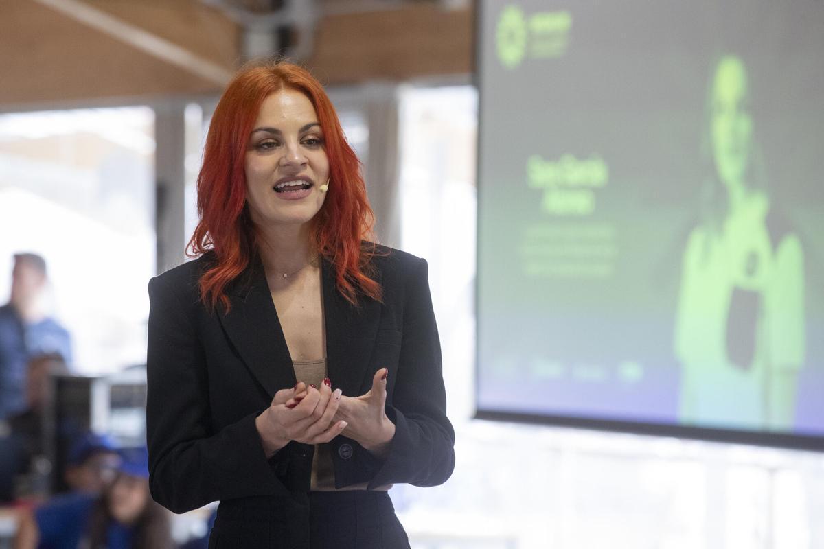 La astronauta española de reserva de la Agencia Espacial Europea (ESA), Sara García Alonso, durante un momento de su intervención en el primer Foro de la Mujer en Ingeniería 2024 (Womin) de la Universidad Politécnica de Cartagena (UPCT)