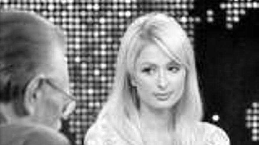 Paris Hilton no suelta prenda a Larry King