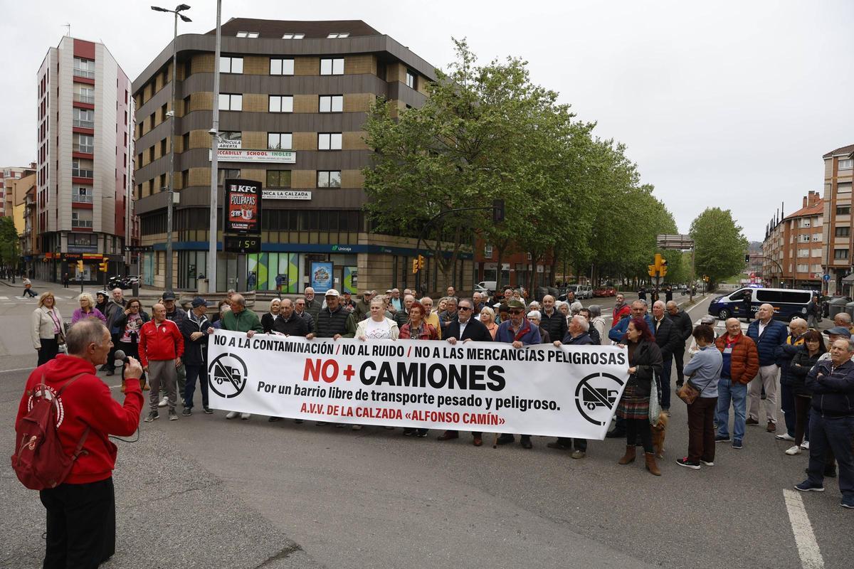 La protesta vecinal de La Calzada por los camiones en el barrio, en imágenes La protesta vecinal de La Calzada por los camiones en el barrio, en imágenes