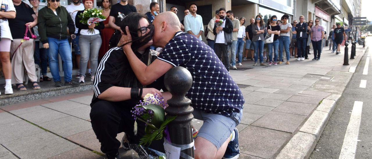 Miembros de Alas Coruña, entre ellos la presidenta, Ana García, depositan una ofrenda floral en el lugar de la muerte de Samuel Luiz.