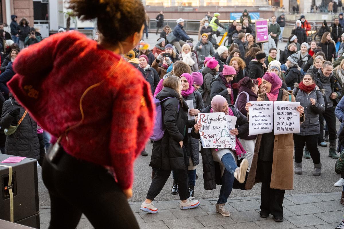 Teilnehmerinnen und Teilnehmer tanzen am 14.2.2023 auf der Tanzdemonstration «One Billion Rising» auf der Hauptwache in Frankfurt am Mai. Die weltweite Demonstration richtet sich gegen Gewalt gegen Frauen und Mädchen.
