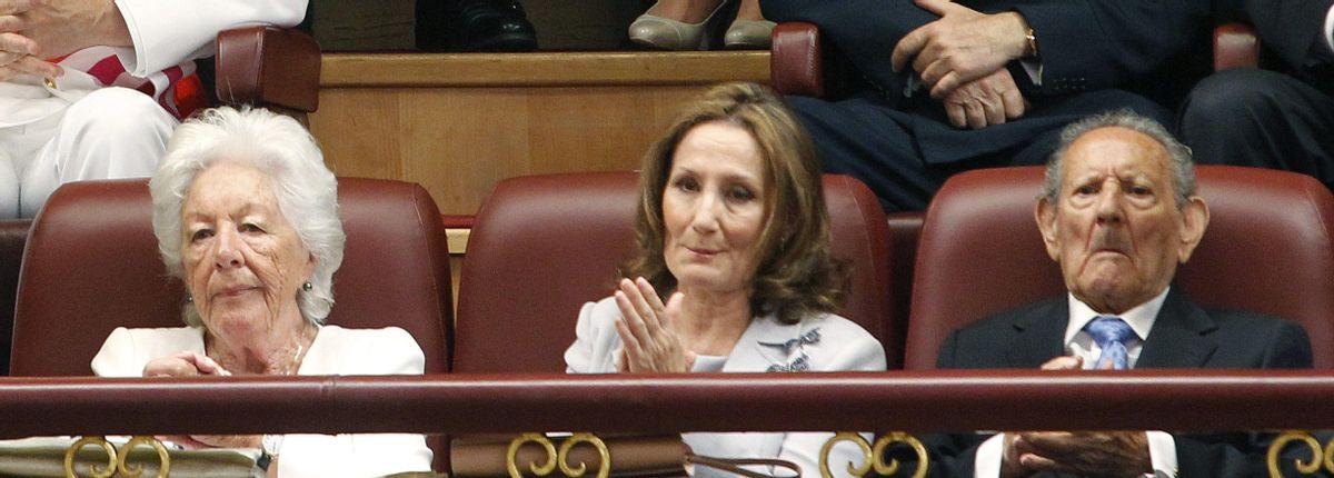 La madre de la Reina Letizia, Taloma Rocasolano (c), su abuelo materno, el nonagenario Francisco Rocasolano, y su abuela paterna Menchu Álvarez del Valle, durante el acto de proclamación hoy ante las Cortes Generales del Rey Felipe VI.