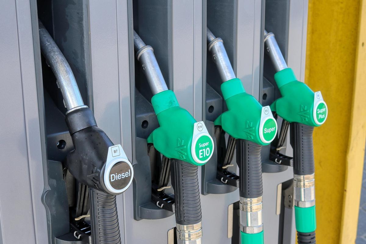 Varios surtidores de combustible