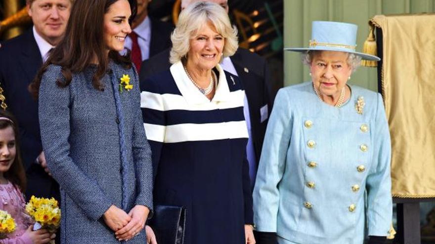 Catalina, Camila y la reina Isabel II, en distintos momentos del acto. / reuters