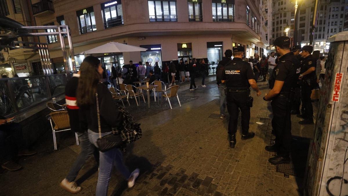 Los agentes patrullan por el centro de València.