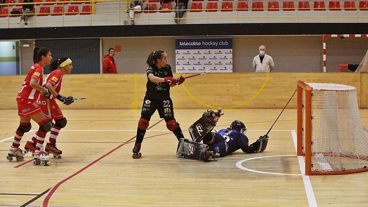 Sara Roces remata ante la portera del Girona.