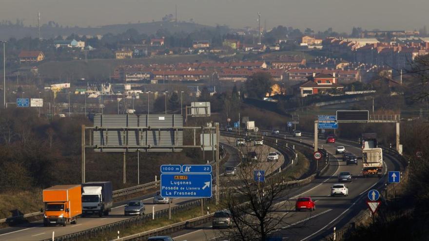 Tráfico en la autopista &quot;Y&quot; con la nube de contaminación al fondo