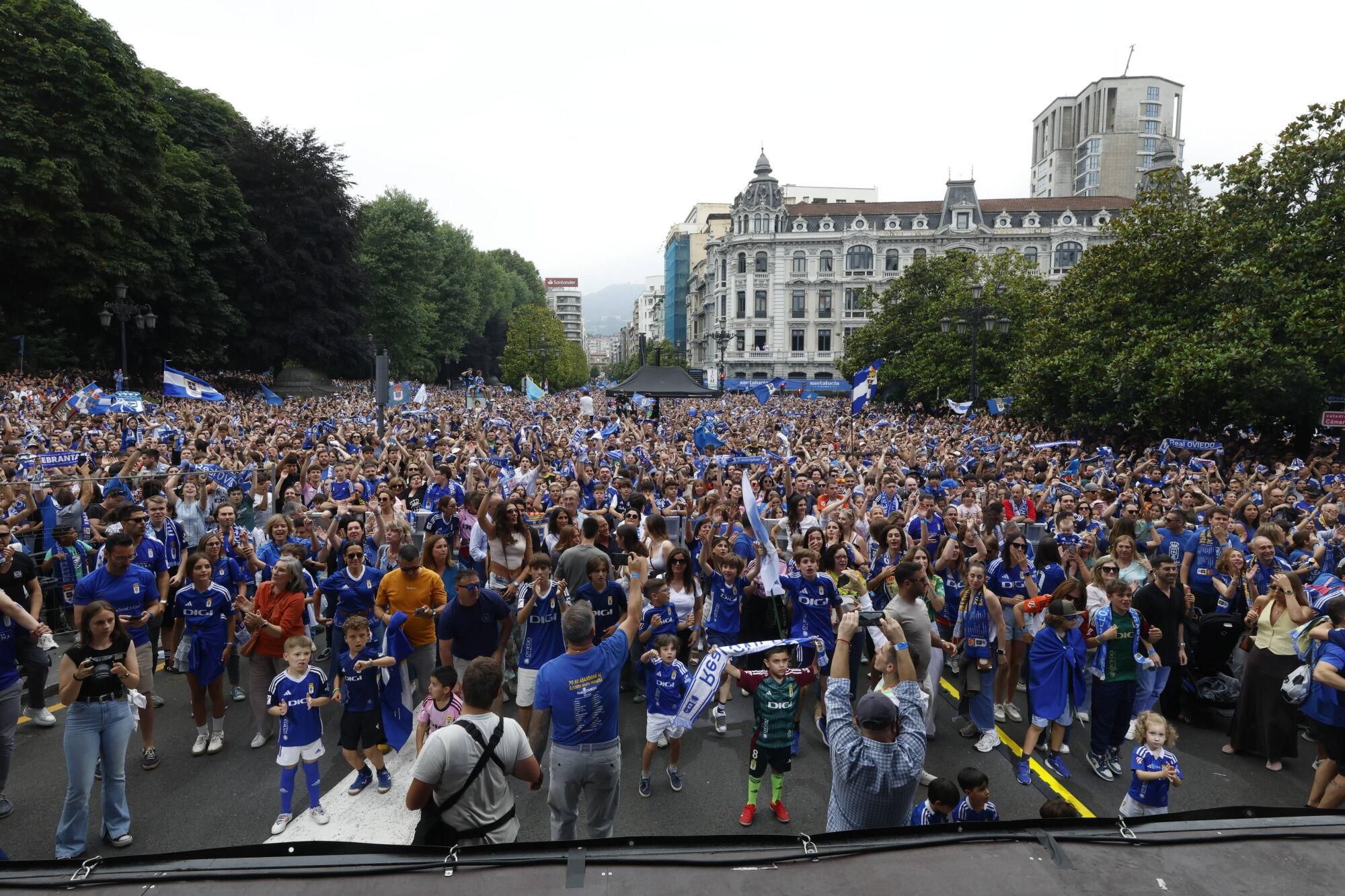 Locura azul en las calles de Oviedo para celebrar el ascenso del equipo a Primera División