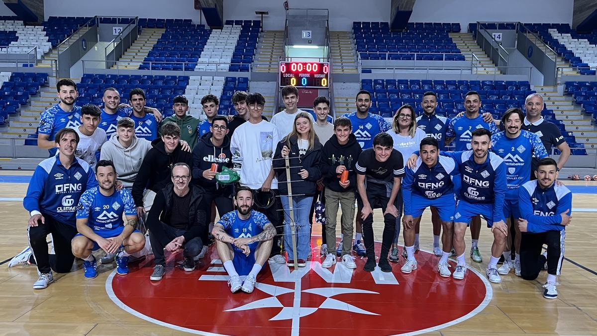 Los alumnos del IES Puig de Sa Font de Son Servera posan con la plantilla de Palma Futsal