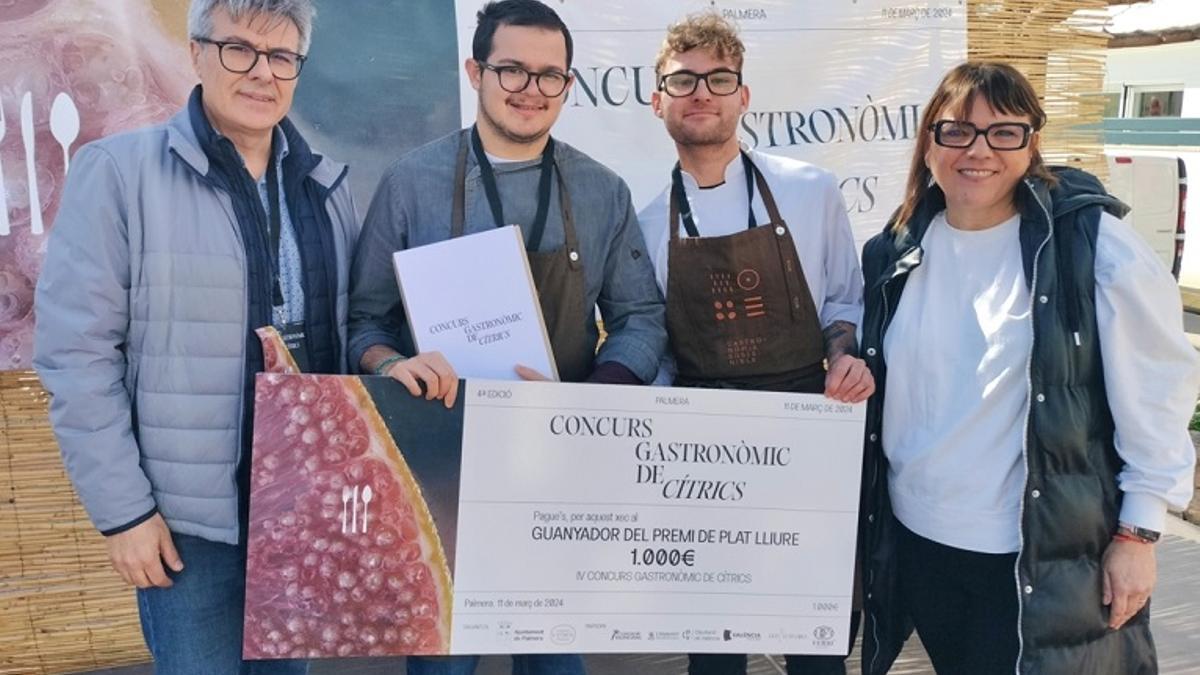 Los ganadores, con el alcalde de Palmera y la concejala Mari Català