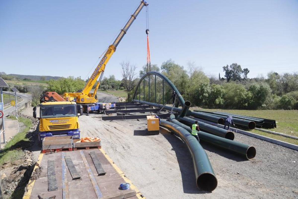 Obras de construcción en el puente de Alcolea.