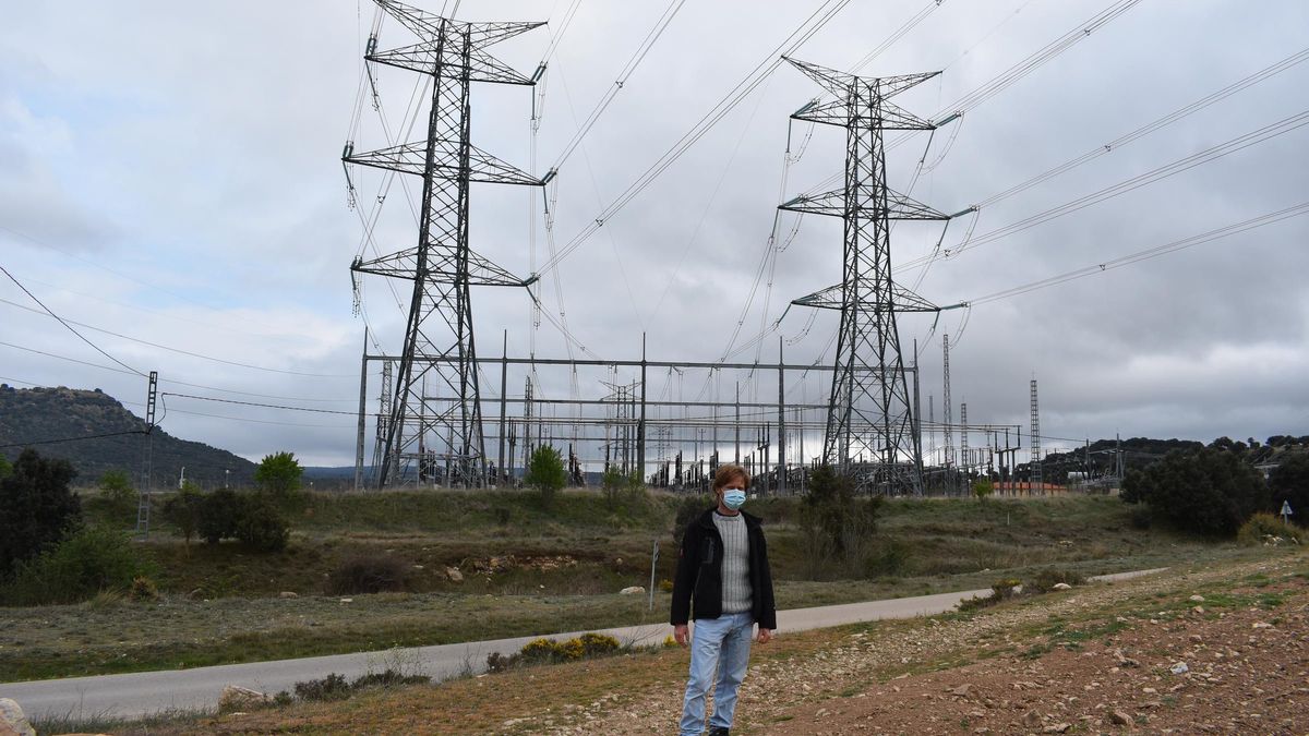 Miguel Ángel Troncho, vecino de la masía Fraiximeno, en Morella, delante de la subestación eléctrica que está pegada a su vivienda.