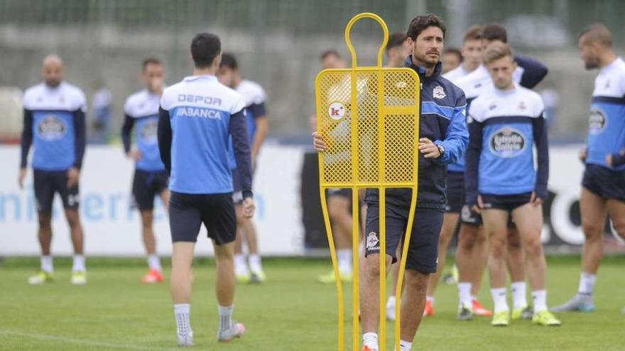 El técnico coloca una barrera durante un entrenamiento.