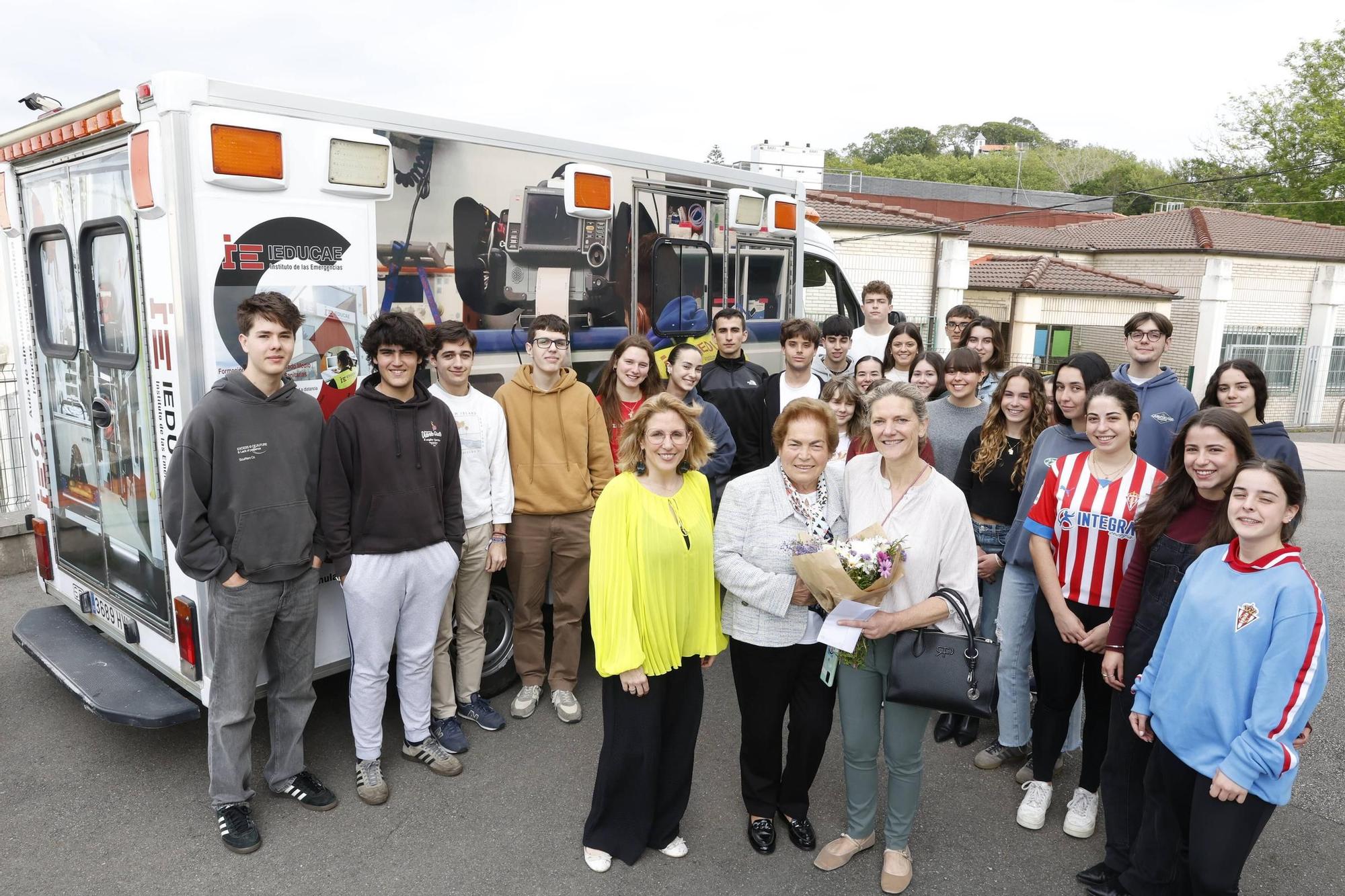 El homenaje en La Corolla a la primera conductora de ambulancias en Asturias, en imágenes