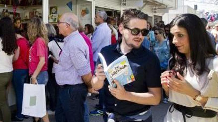 La Fira del Llibre de Valencia vive su primer gran domingo