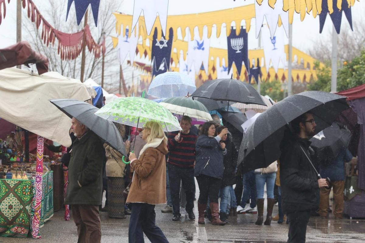 La lluvia desluce el Mercado Medieval