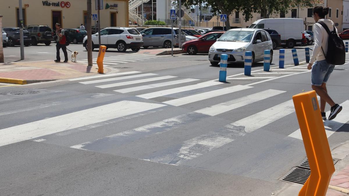 Un peatón, usuario del servicio de transporte por tren, cruza el paso de peatones en el que se ha instalado el nuevo sistema de seguridad.