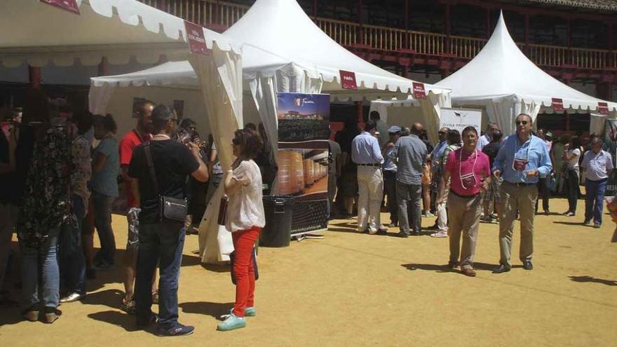 Aficionados catan los vinos de las bodegas participantes en la Feria del Vino celebrada el pasado año. Foto