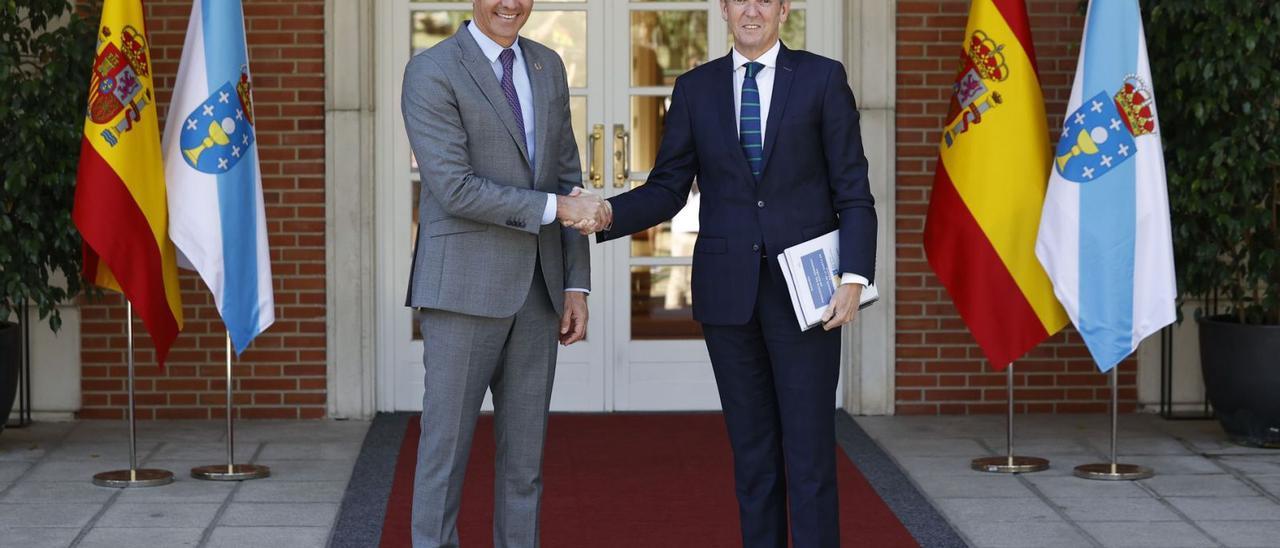 Pedro Sánchez y Alfonso Rueda, ayer, en la entrada del Palacio de la Moncloa. |   // EFE