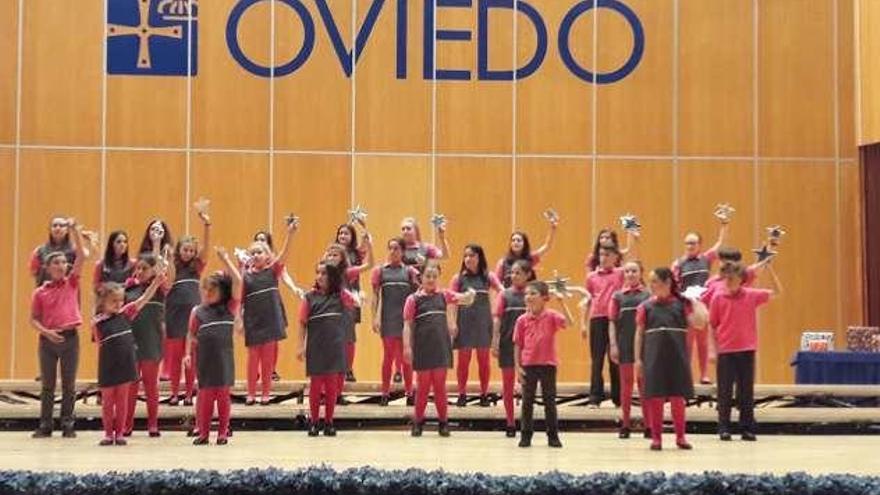 El coro juvenil Cantati de Piloña recoge el premio a la excelencia en Oviedo.