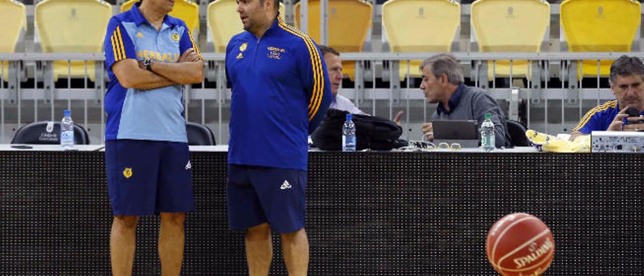Luis Casimiro (izq.) habla con Víctor García, técnico auxiliar del primer equipo.