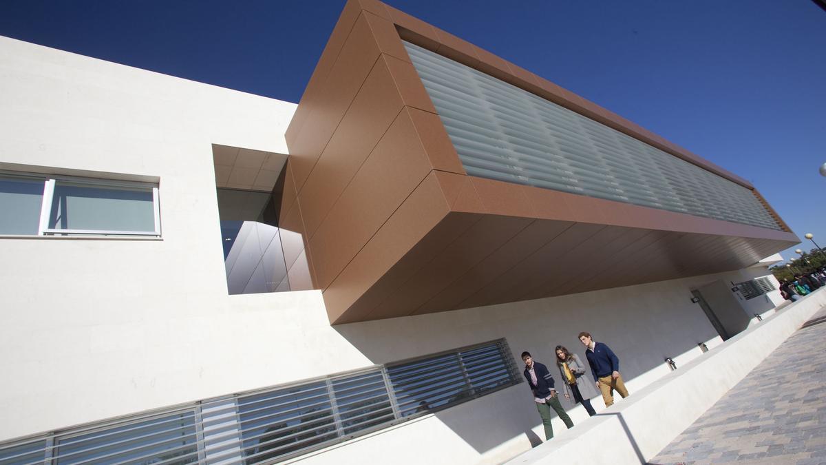 Fachada de la Universidad Loyola de Córdoba.